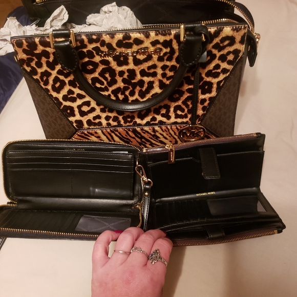 Micheal kors purse and two wallets - Picture 2 of 6
